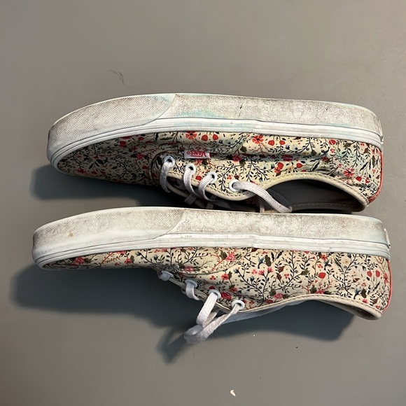 Vans - Picture 5 of 10